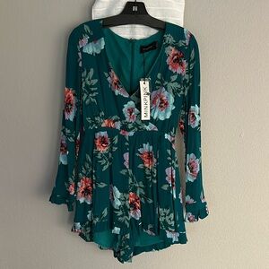 Mink Pink Romper
100% Viscose
Medium
Clean out closet
Smoke free pet free home